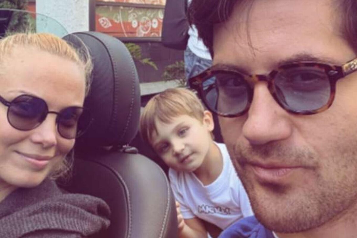    Марк Богатырев и Татьяна Арнтгольц с сыном соцсети