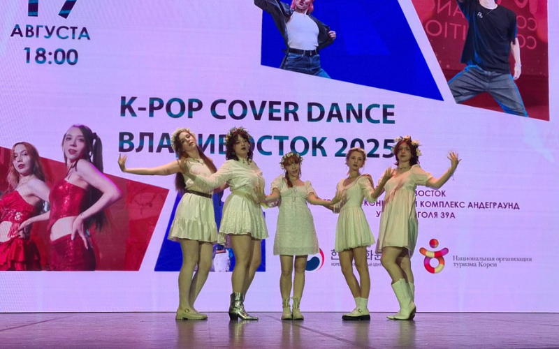 Легкий и воздушный вайб песни Red Velvet «Cosmic» в исполнении кавер-команды Snx. / Фото: Юлия Епифанова