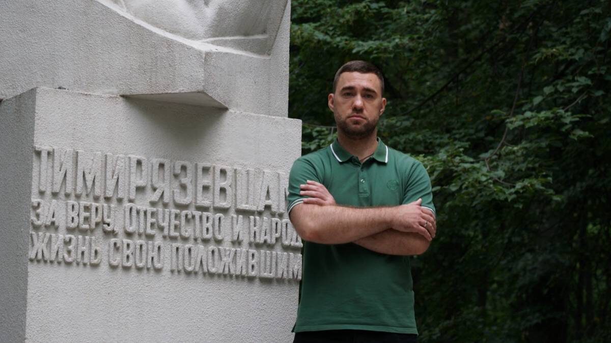    Участник специальной военной операции Дмитрий Бутузов возле памятника «Тимирязевцам за Веру, Отечество и Народ жизнь свою положившим» в парке «Дубки» / Фото: Алексей Хорошилов