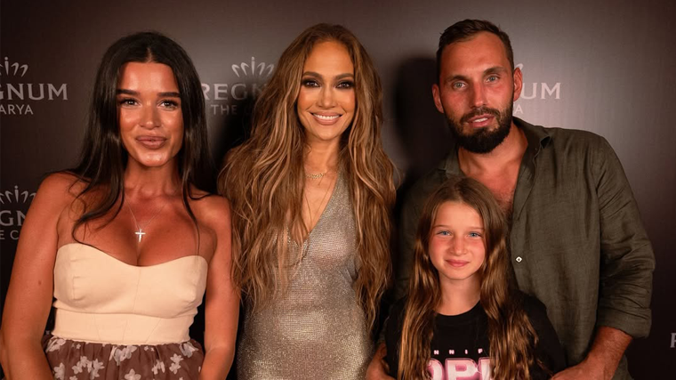    Дженнифер Лопес и Ксения Бородина со своей дочерью и мужем Николаем Сердюковым. Instagram*/ borodylia