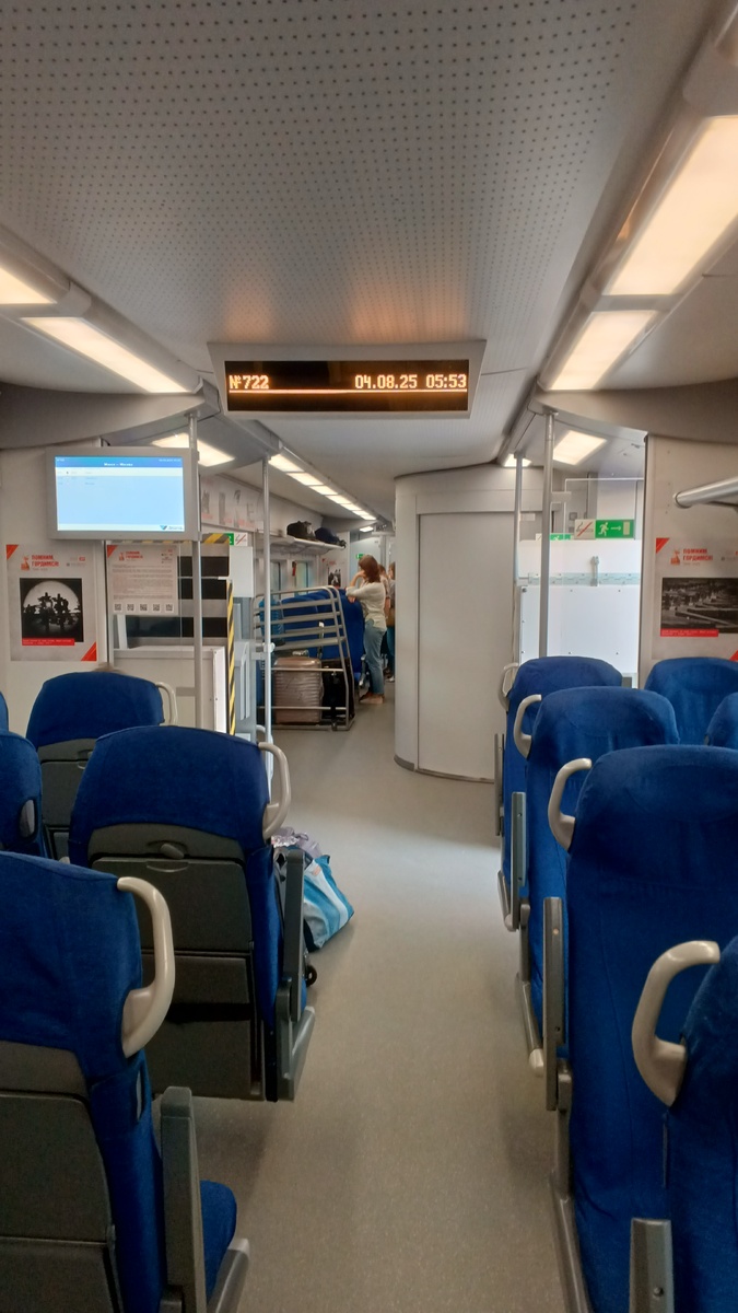 фото автора: наши места были где табло, слева, поэтому столиков там нет, стенка