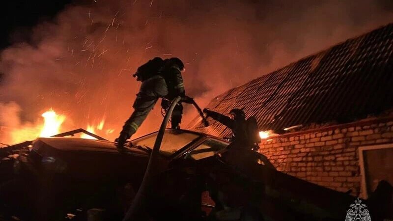     Спасатели тушат пожар в частном доме МЧС Алтайского края