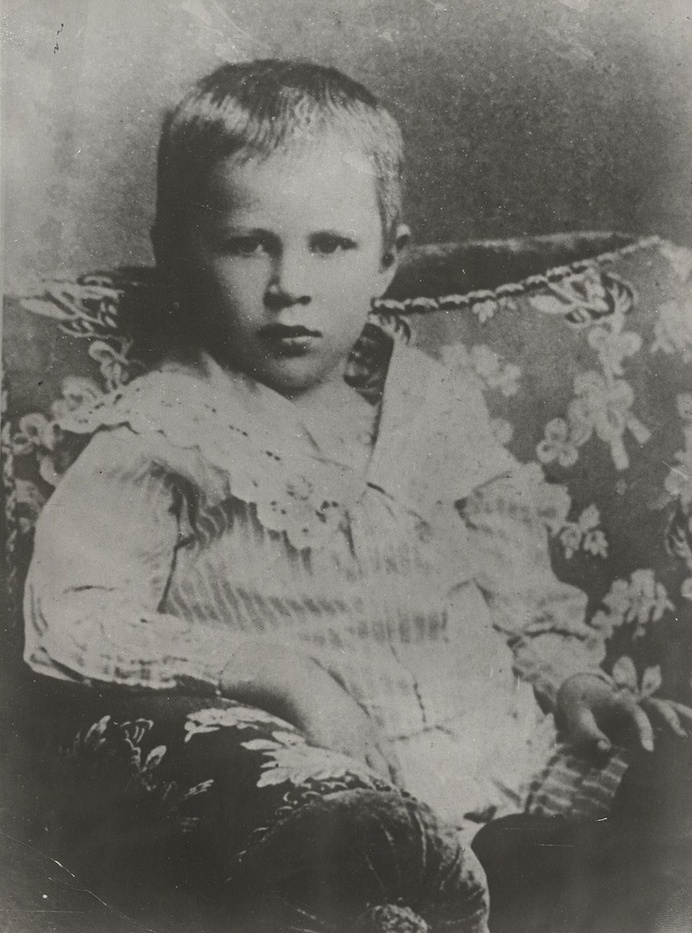 «Я в возрасте 4 лет. Снято в Калуге, когда мы гостили в имении Раевских» (подпись из автобиографии С. С. Прокофьева). Фото: russiainphoto.ru