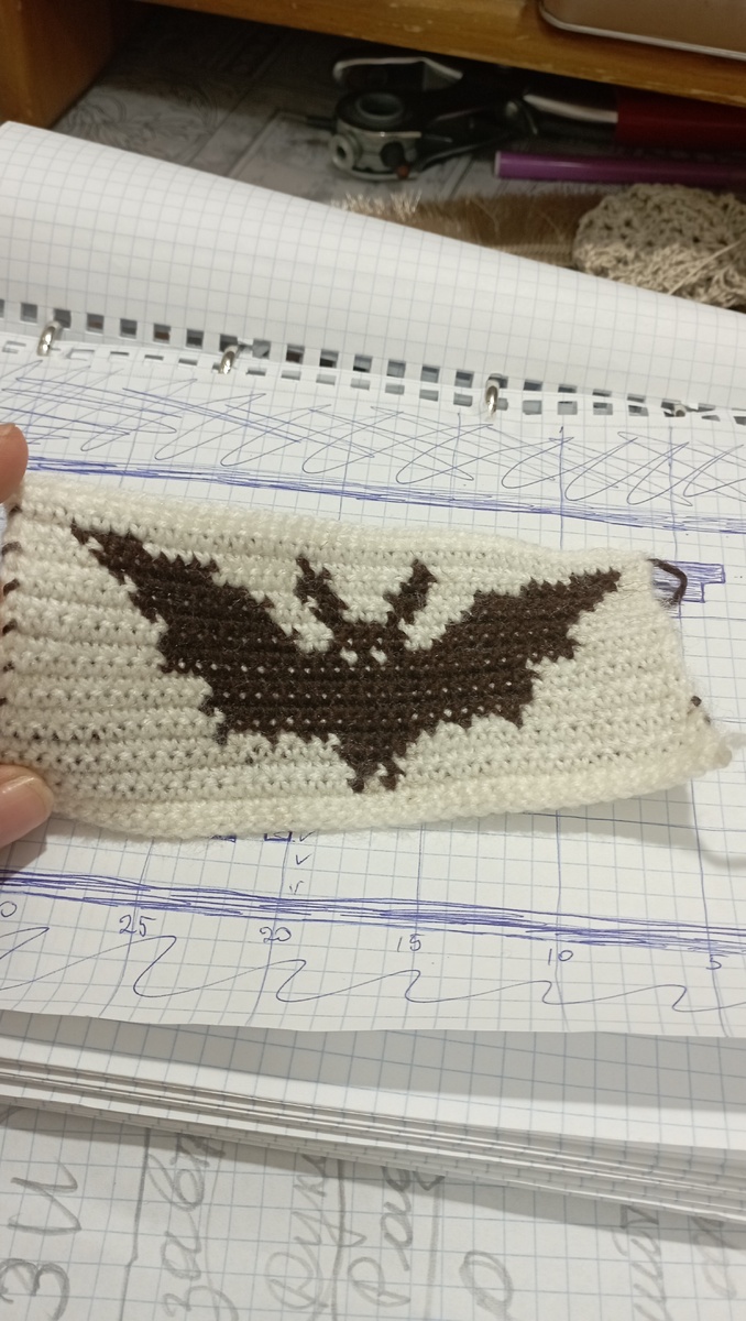 Летучая мышка появилась давно. Это первый жаккард. Выбросить жалко распустить тоже. Так и лежит ждёт идею. 