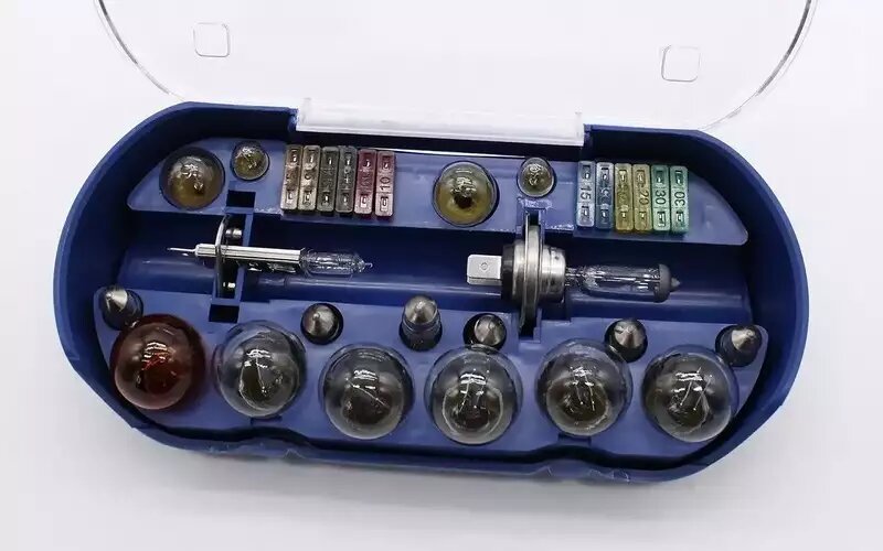    Набор ламп зачастую включает и несколько предохранителей, что очень полезно.