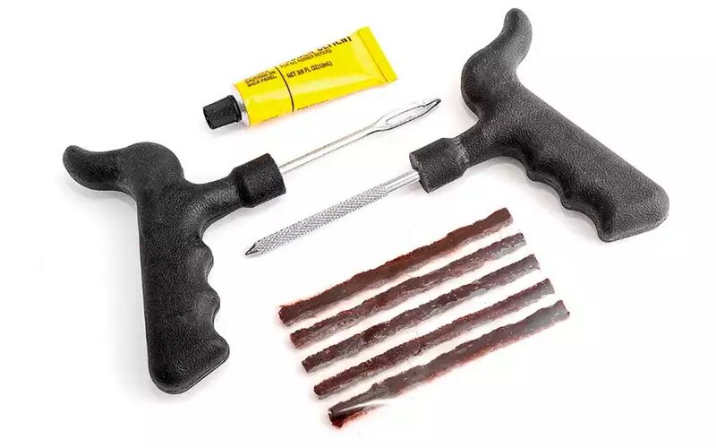    Набор инструментов и расходников для заделки отверстия в шине.