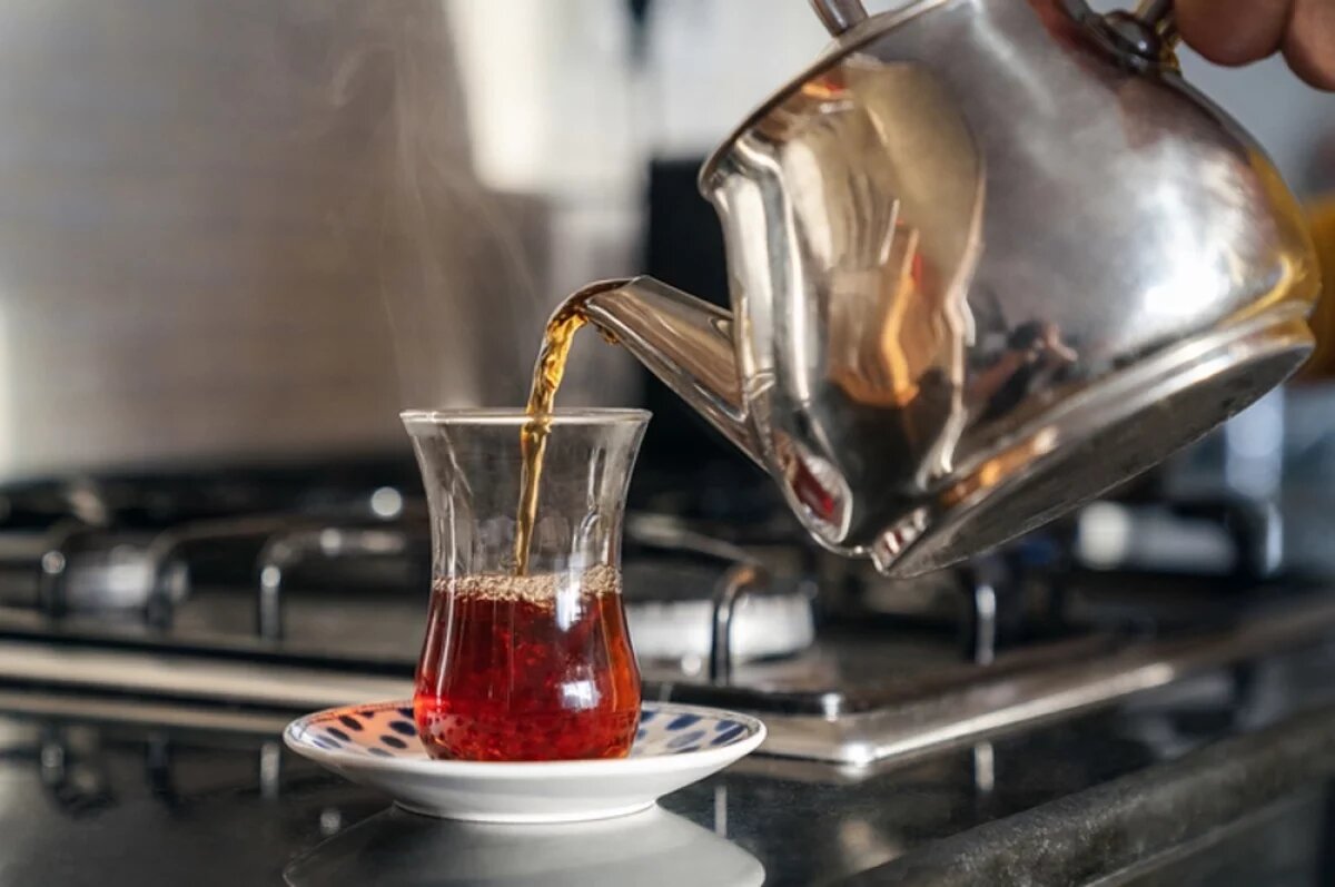    Татары делают чай с травами и заваривают его интересным способом, в результате получая насыщенный и очень ароматный чай.