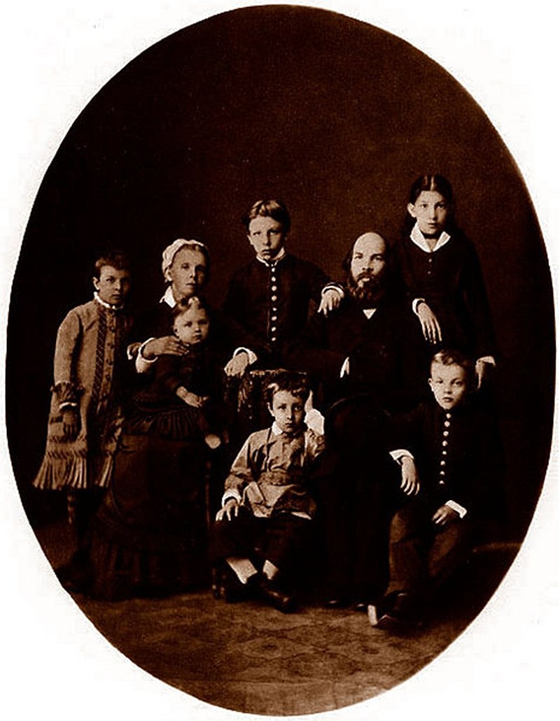 Семья Ульяновых в 1879 г. Стоят (слева направо): Ольга, Александр, Анна. Сидят (слева направо): Мария Александровна c дочерью Марией на руках, Дмитрий, Илья Николаевич, Владимир
