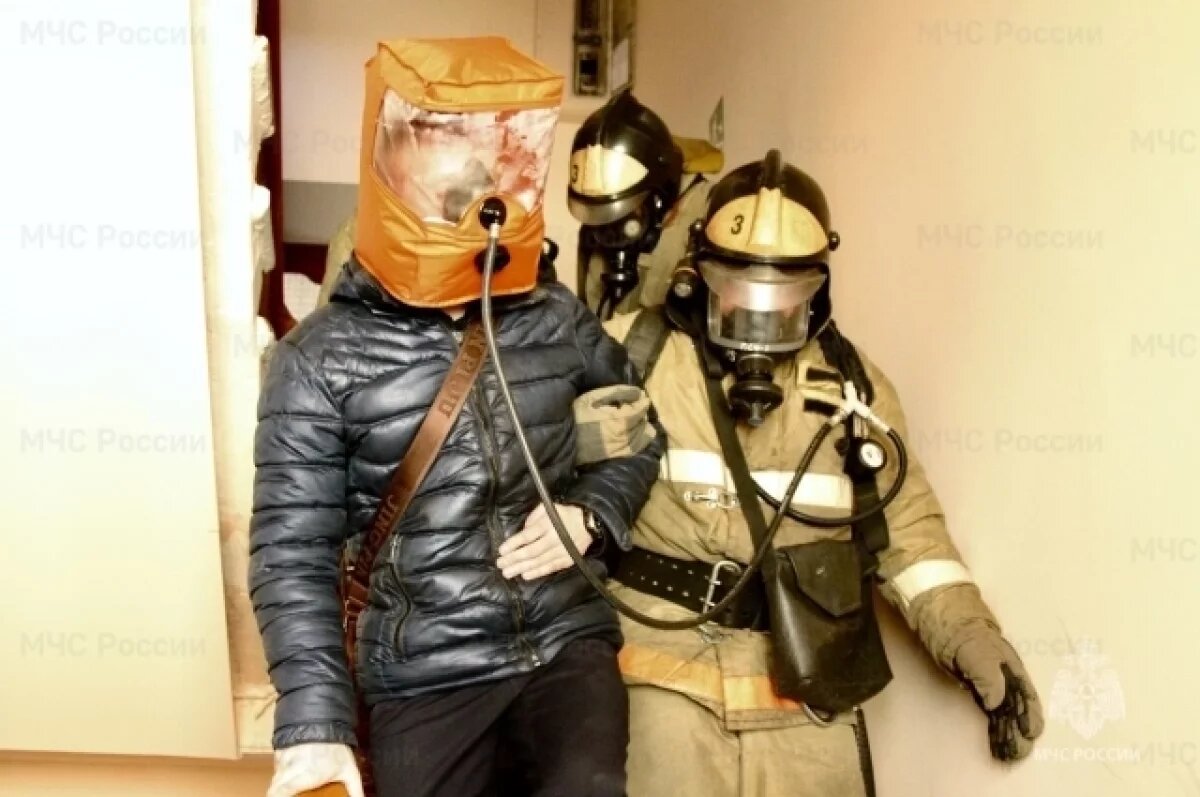    МЧС эвакуировало 82 человека из задымленного дома в Уссурийске