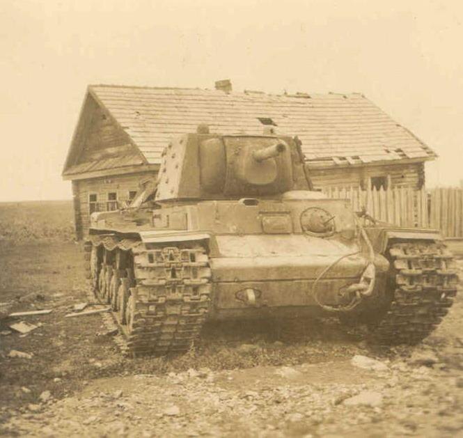 Экранированный танк КВ-1 выпуска июля 1941 года под номером 32 в окрестностях Новгорода