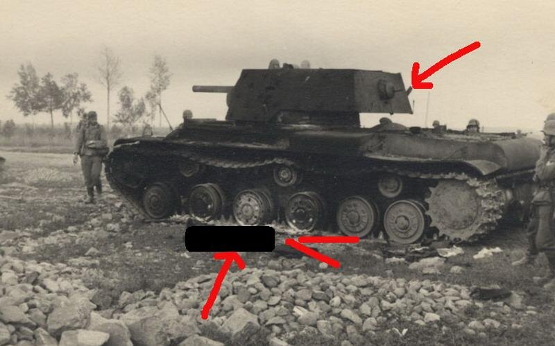 Экранированный танк КВ-1 выпуска июля 1941 года под номером 32 в окрестностях Новгорода