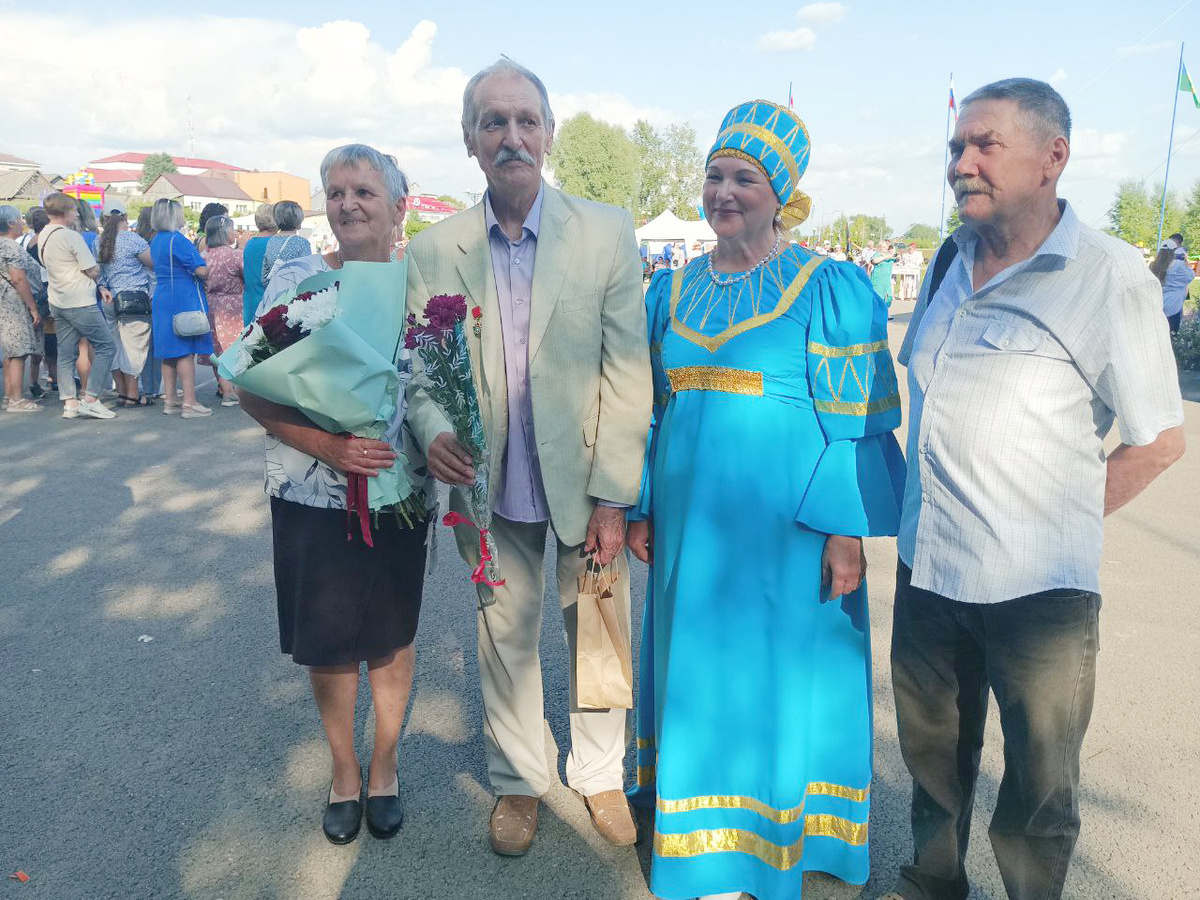 Виталий Анатольевич с жителями Орды. Фото на память