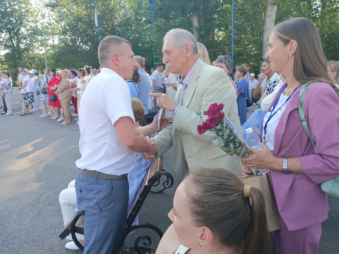 
Встреча Виталия Богомолова с читателями после вручения награды. Богомолов вручает книгу главе Орды Александру Мелёхину