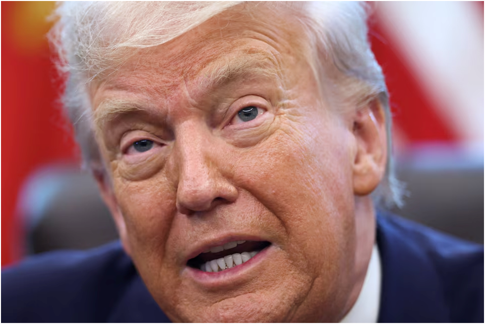 Президент США Дональд Трамп выступает с речью в Овальном кабинете Белого дома в Вашингтоне, округ Колумбия, США, 14 августа 2025 года. REUTERS/Kevin Lamarque/File photo