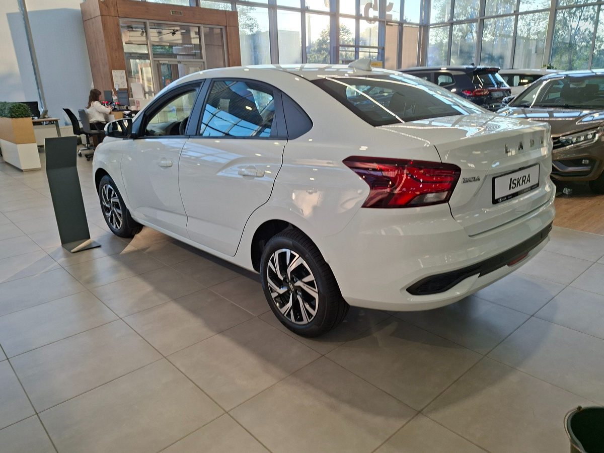 Lada Iskra - новинка АвтоВАЗа. Объем выпуска автомобиля постепенно наращивают.