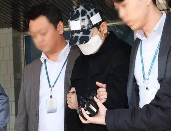    Бывший полицейский инспектор B, обвиняемый в утечке деталей расследования в отношении актёра Ли Сон Гюн (48 лет), который умер во время следствия по делу о предполагаемом употреблении наркотиков, покидает изолятор полицейского управления Сувон Намбу в районе Ёнтон, провинция Кёнгидо, в 2024 году после того, как прокуратура ходатайствовала о его аресте по обвинению в разглашении служебной тайны и нарушении закона о защите персональных данных. (Yonhap News)