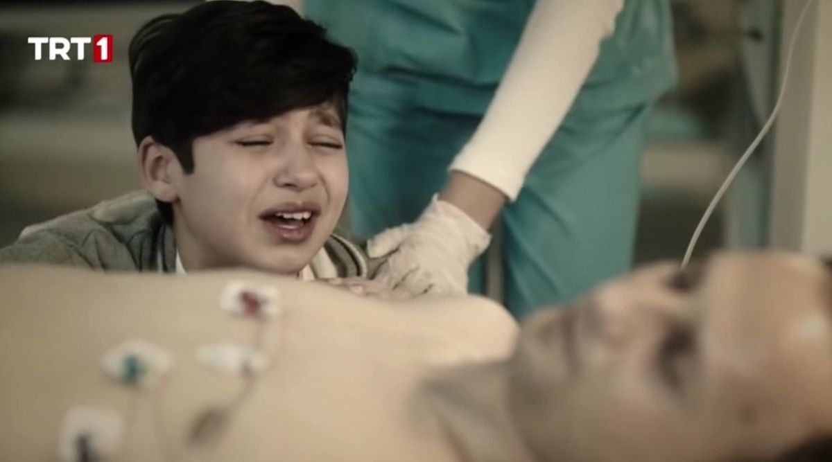 Мальчик потерял отца. Кадр из сериала