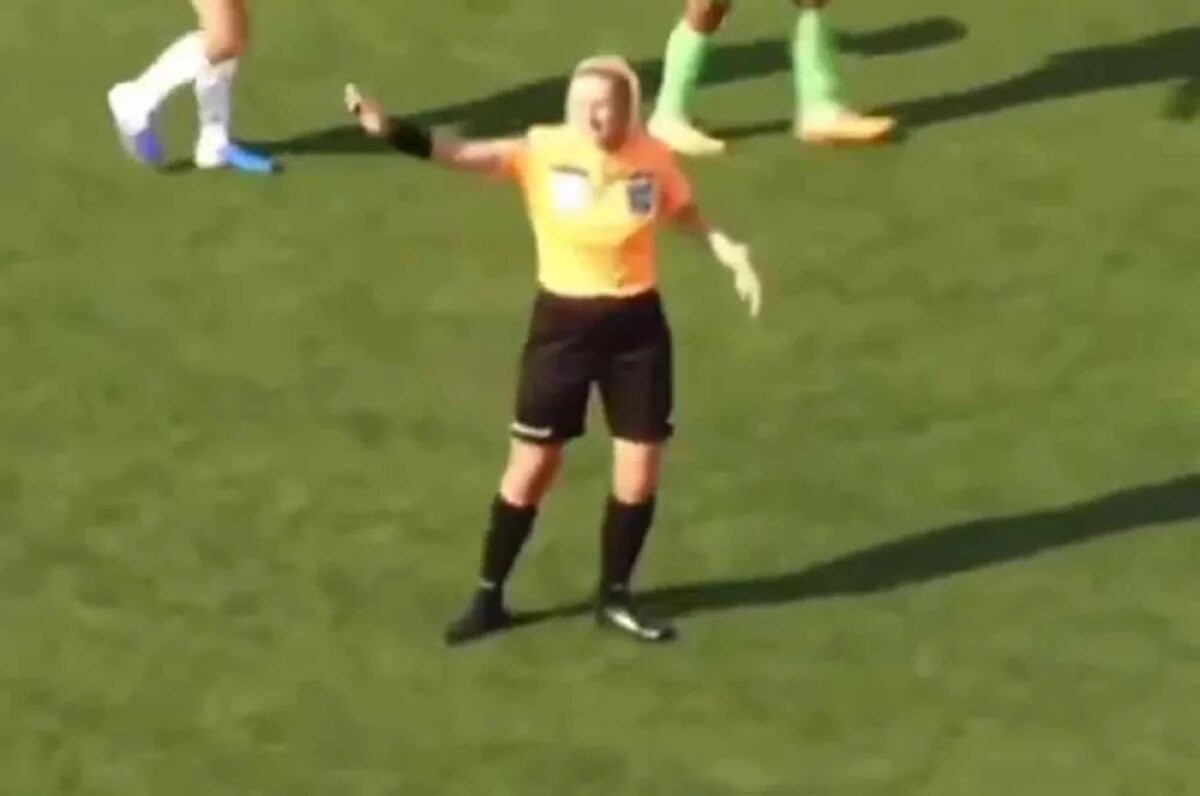    Арбитр Анастасия Романюк наказала футболистку за использование русского языка.