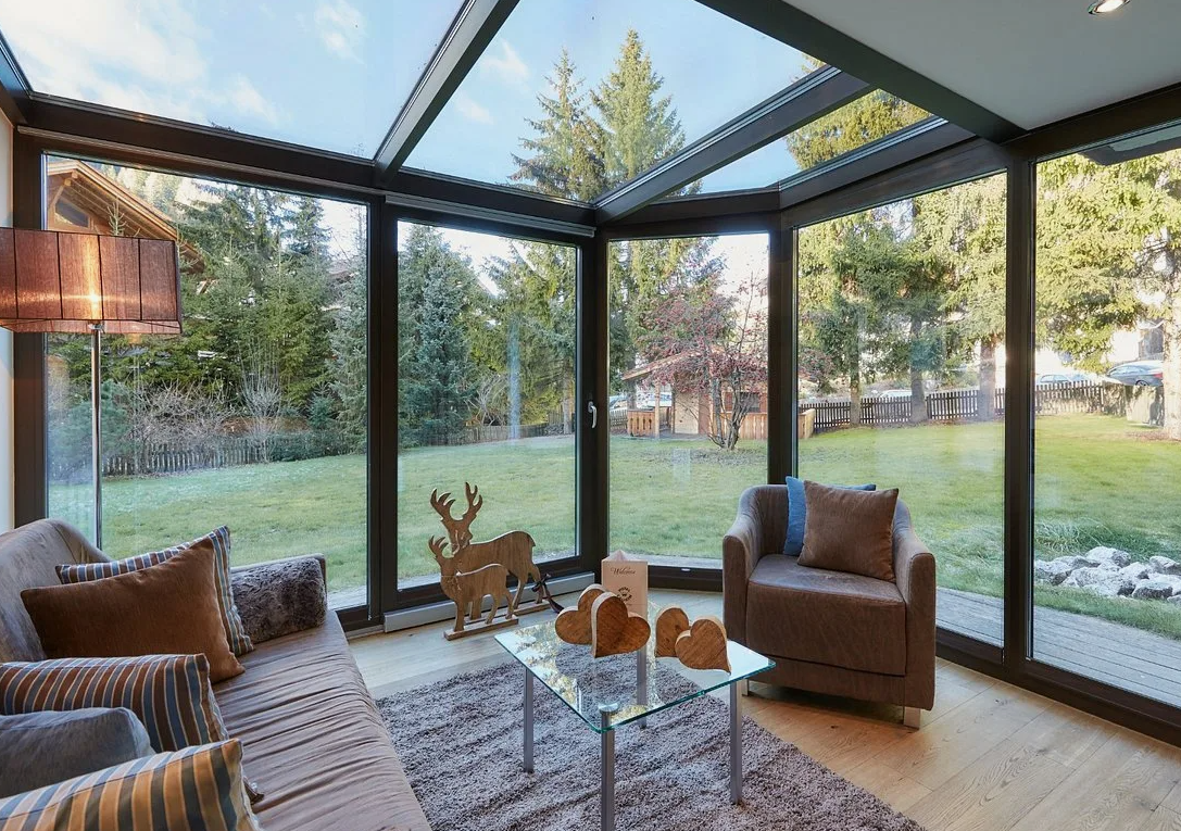 Веранда дома с панорамным остеклением