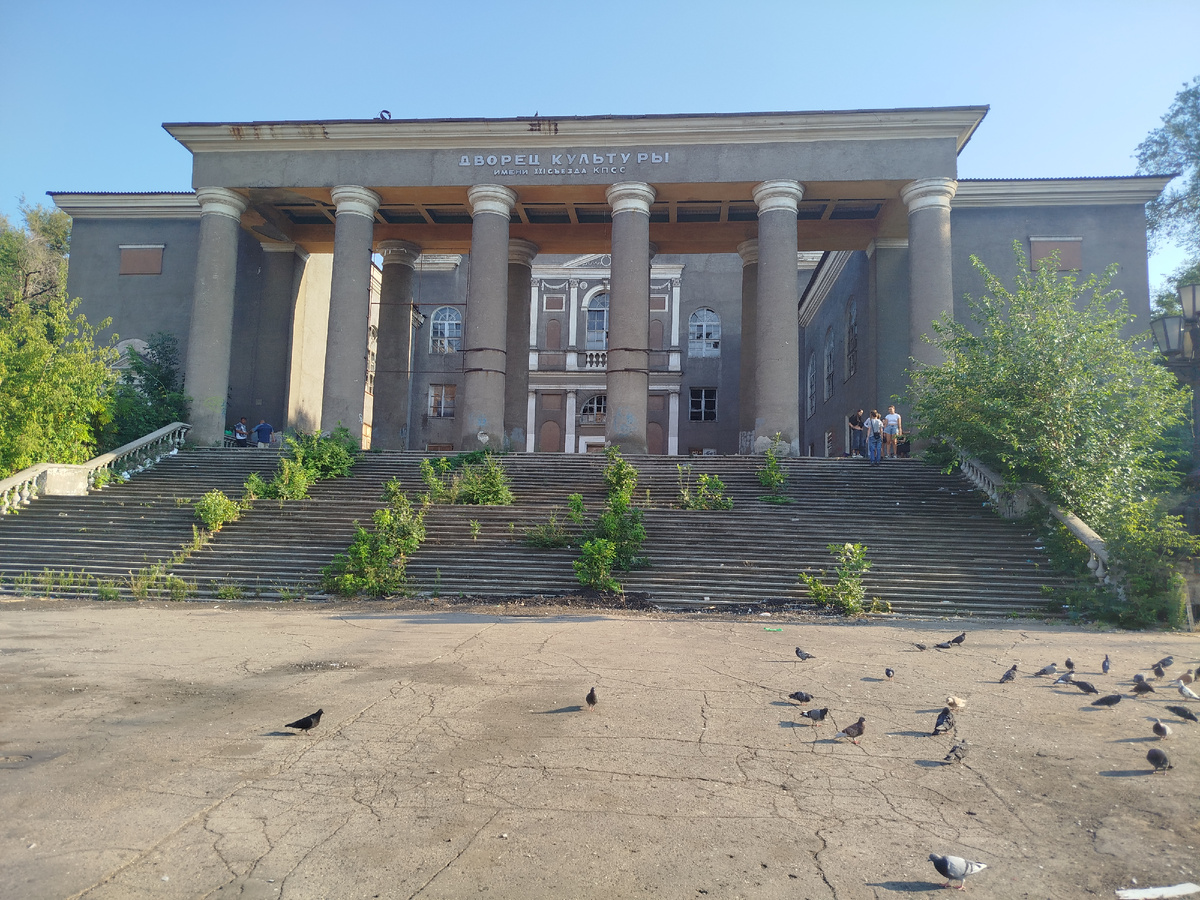 Дворец Культуры имени XXI съезда КПСС в Ленинском районе совсем зачах, в отличие от ДК имени В.В. Куйбышева в Куйбышевском районе, который "цветёт и пахнет".