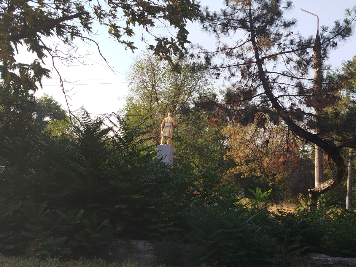 Ильич смотрит куда-то в кусты и отвернулся от посетителей конечной остановки трамвая третьего маршрута (микрорайон Бассе).