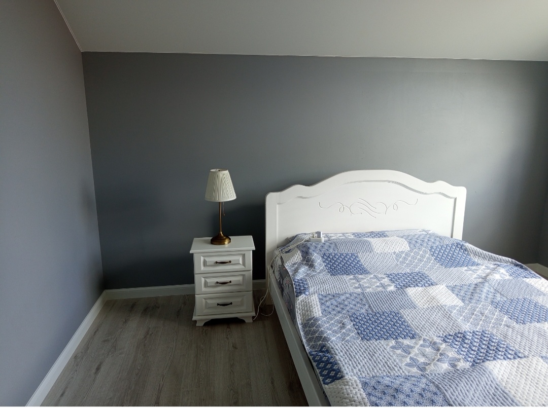 Стены немного светлее в жизни