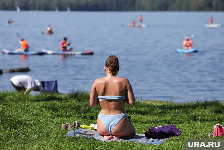 На пляже предлагают арендовать сапборд. Фото: Размик Закарян © URA.RU