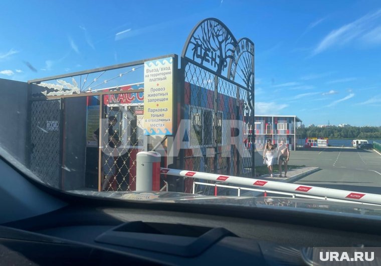 Парковка на пляже стоит 350 рублей. Фото: Екатерина Матвийчук