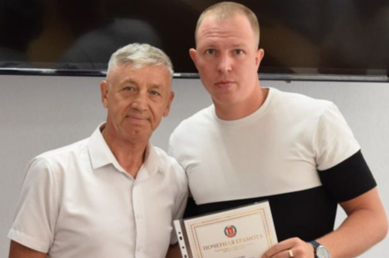    Председатель горспорткомитета Борис Дроботов вручил благодарственное письмо Никите Игнатову (фото: пресс-служба администрации Камышина)