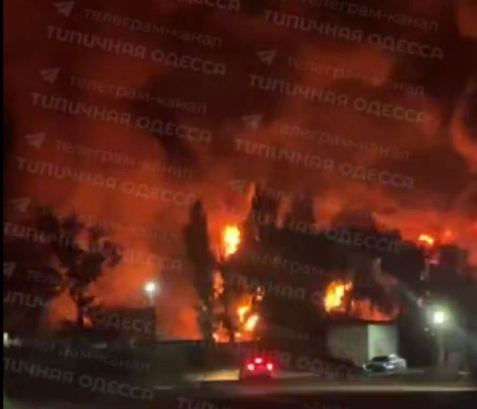   На месте удара возник огромный пожар. Фото: соцсети