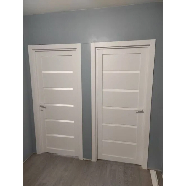 Светлые двери со стеклом. Фото от клиента Фабрики дверей