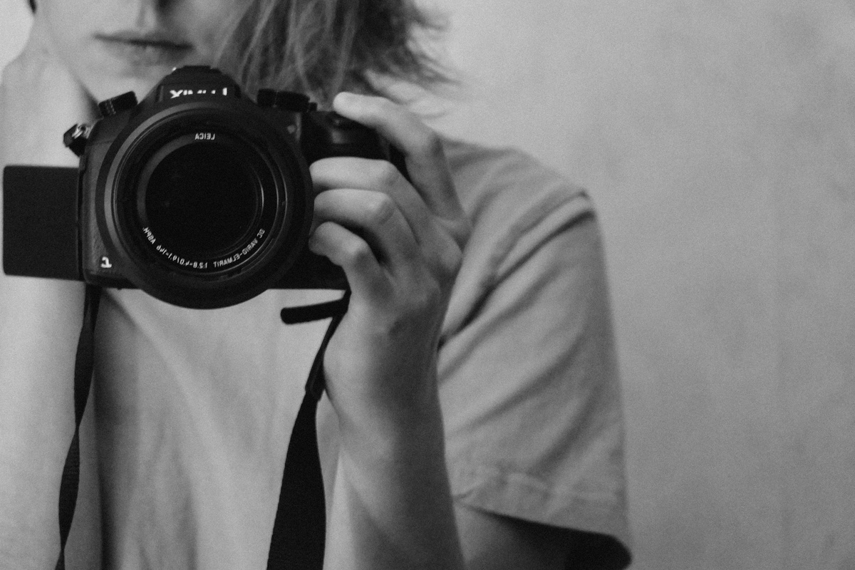    Подросткам можно рассмотреть беззеркалку начального уровня или экшн-камеру. Ребёнку будет интересно, если фотоаппарат будет уметь снимать и видео / Фото: unsplash.com