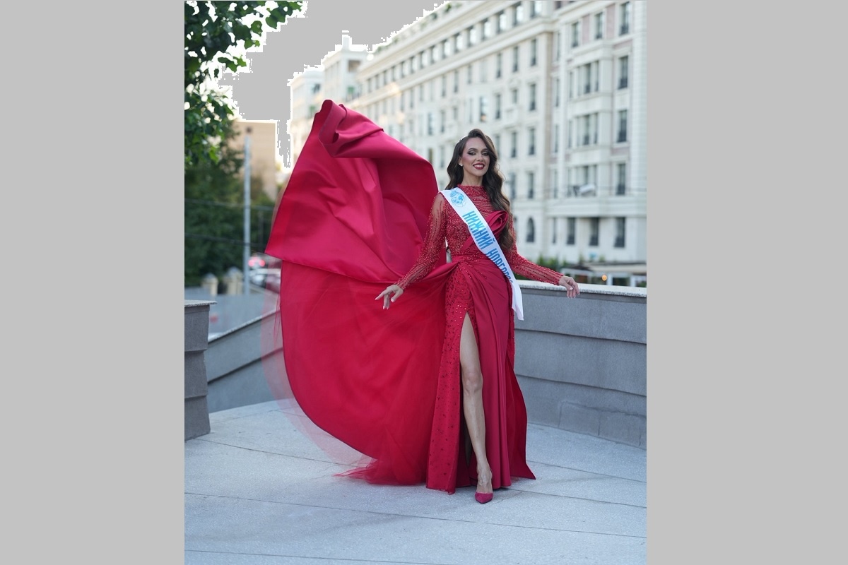    Алый цвет выгодно подчёркивает красоту Ирины.