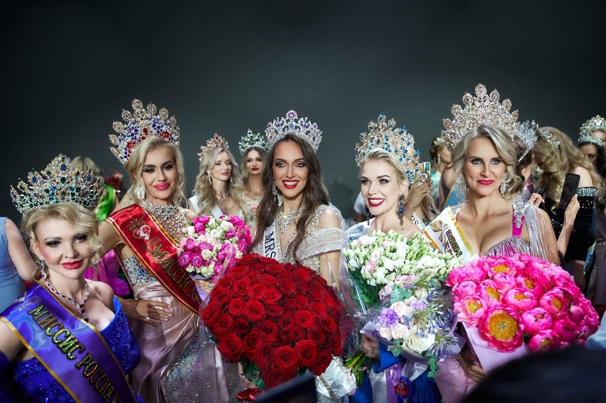    Ирина Глущенко (в центре) с участницами конкурса