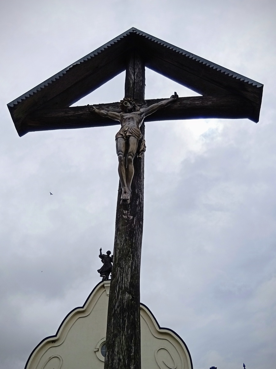 Крест с распятием у входа на территорию костёла. Фото из личного архива автора.