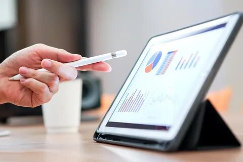 Плательщики рекламного сбора смогут проверять и подтверждать его расчет в личном кабинете. При неполной уплате они вправе обосновать причины. Срок уплаты сбора – не позднее 5-го числа третьего месяца квартала после платежного периода. Излишне уплаченные суммы можно вернуть или зачесть.
Производить такие отчисления должны рекламораспространители и операторы рекламных систем в Интернете, направленной на российского производителя ( ч. 1 ст. 18.2 Федерального закона «О рекламе»).
Роскомнадзор формирует расчет сбора в личном кабинете не позднее 15 числа второго месяца квартала, следующего за платежным периодом. Плательщик проверяет и подтверждает его в течение 10 календарных дней со дня формирования. При несогласии можно представить уточненные сведения в этот же срок. Расчет производится на основании данных от плательщика (Постановление Правительства РФ от 15 августа 2025 г. №1224).
