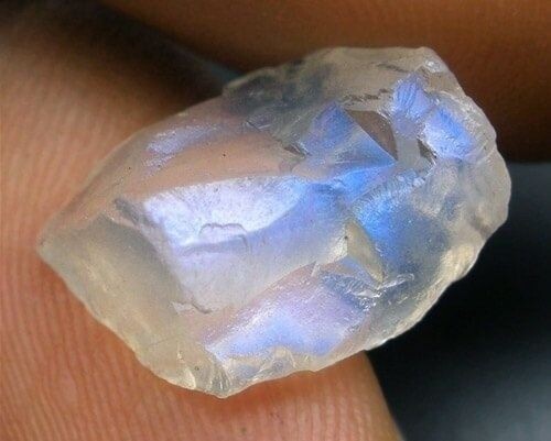 Вот так выглядит камень Адуляр (фото взято из Пинтереста)