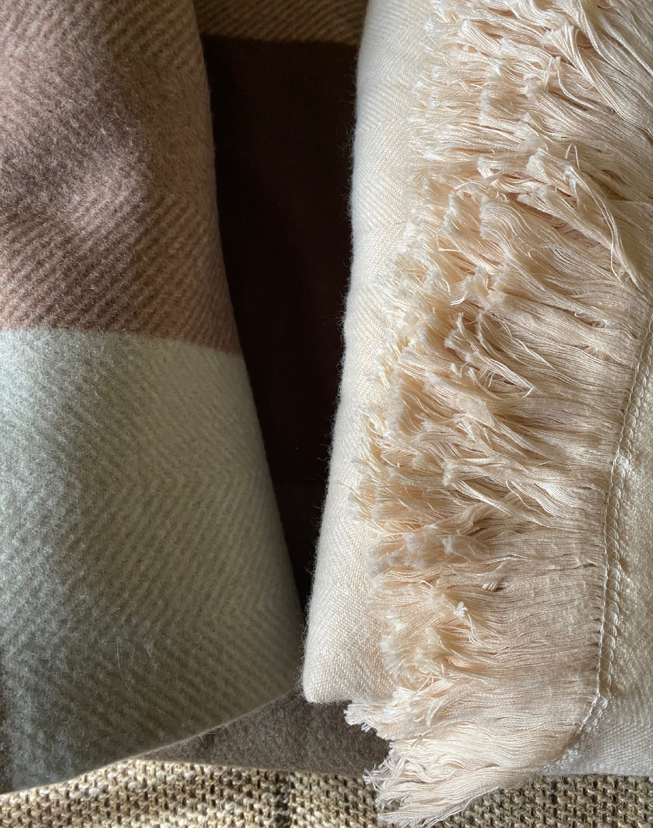 Бежевый - натуральная шерсть. И я еще не решила вышивать шерстяными нитками или оставить чистым. 