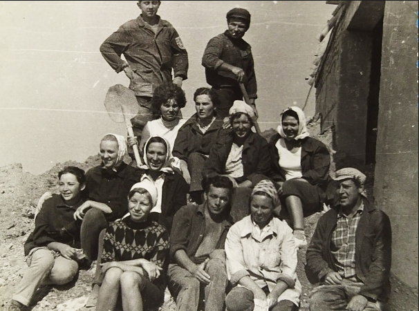 Наша бригада, правда, не полностью. С лопатой - я. Рядом справа - Нина. В этом же ряду - крайняя справа - Ира. Справа внизу - бригадир.