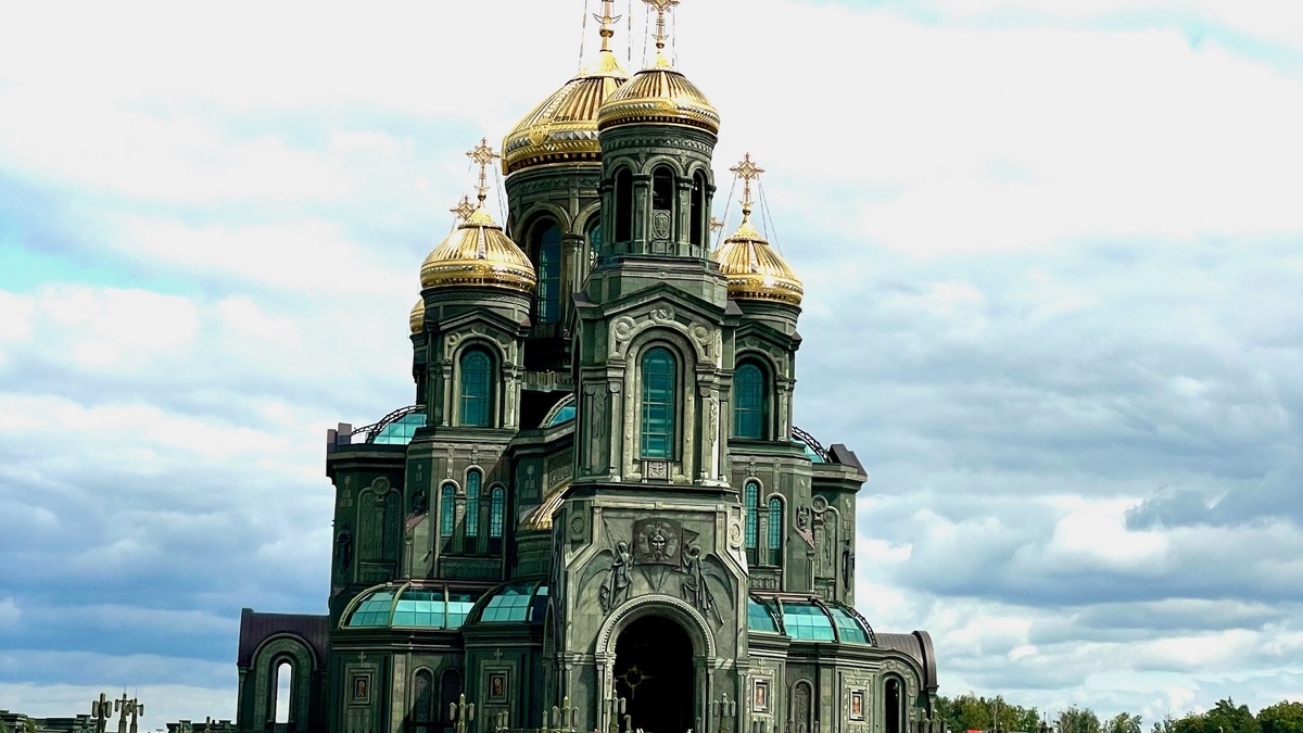 Вид на Храм Вооружённых сил России с парковки — масштаб сразу поражает