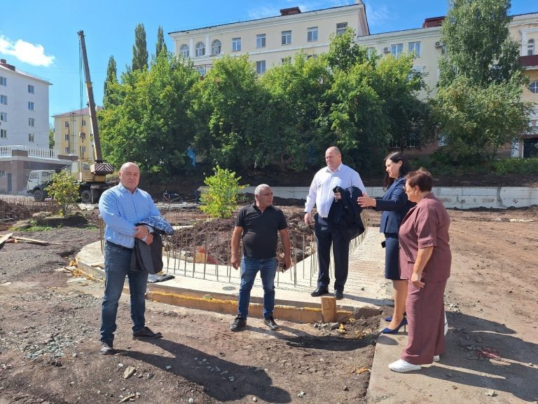    В Медногорске партийцы проверили благоустройство центральной площади «О»