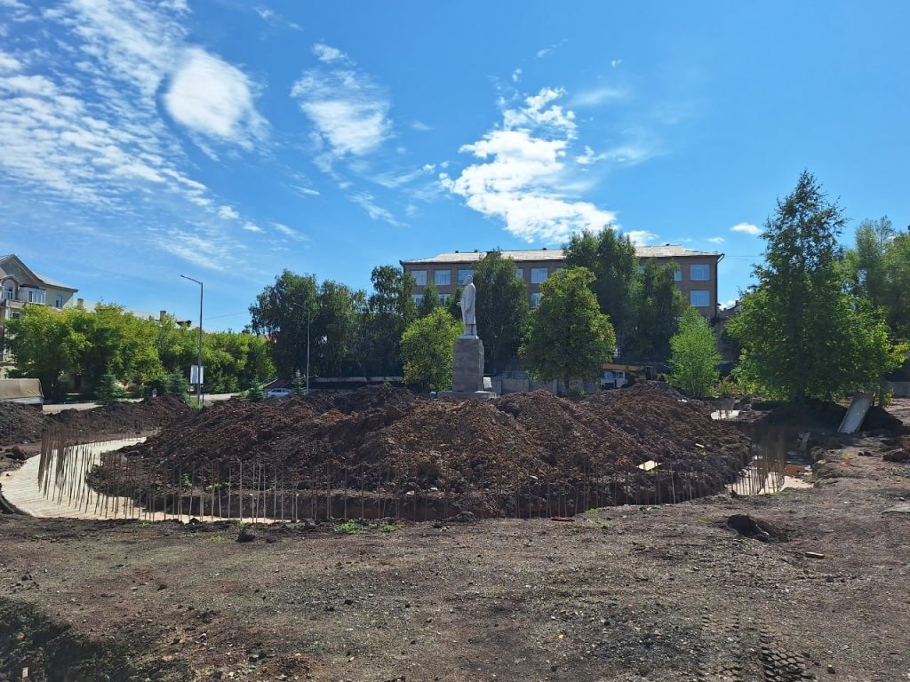    В Медногорске партийцы проверили благоустройство центральной площади «О»