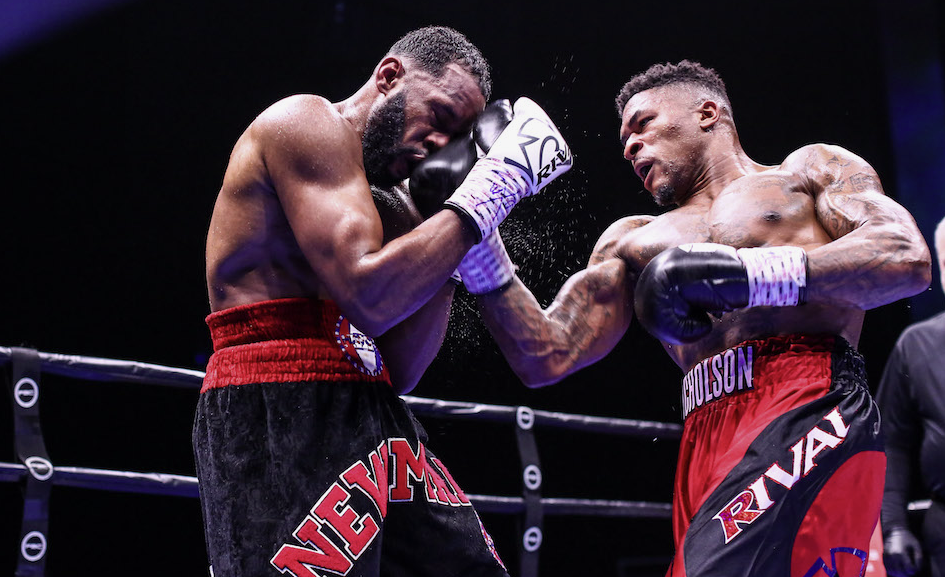 Деон Николсон (справа)