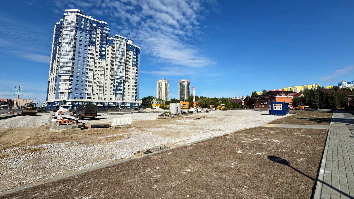    В Сургуте завершают строительство парковки у поликлиники