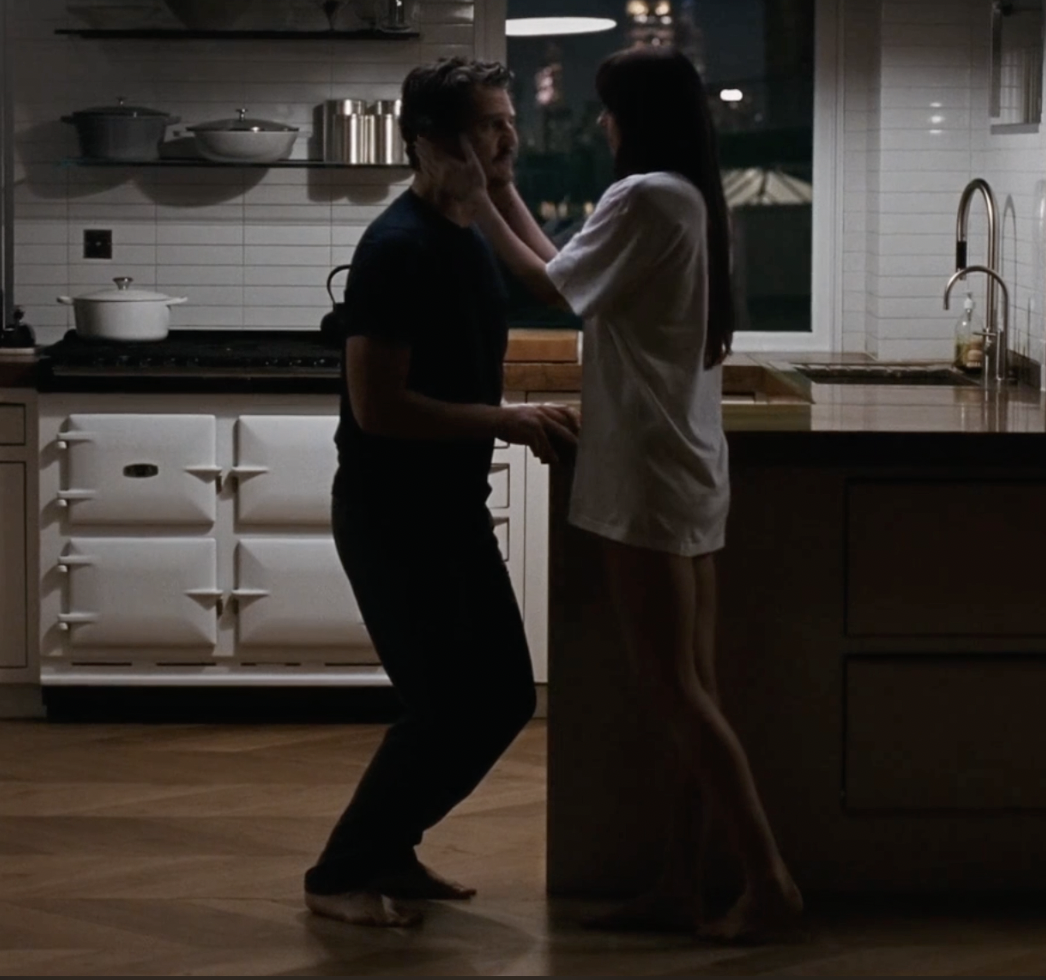 теперь ему приходится присаживаться, чтобы опуститься до нужного роста