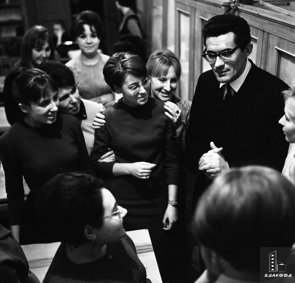 Борис Мицкевич ведет со студентами беседу о финском писателе Майо Лассила, 100-летие которого отмечала читающая общественность и кафедра зарубежной литературы БГУ, декабрь 1968 г.