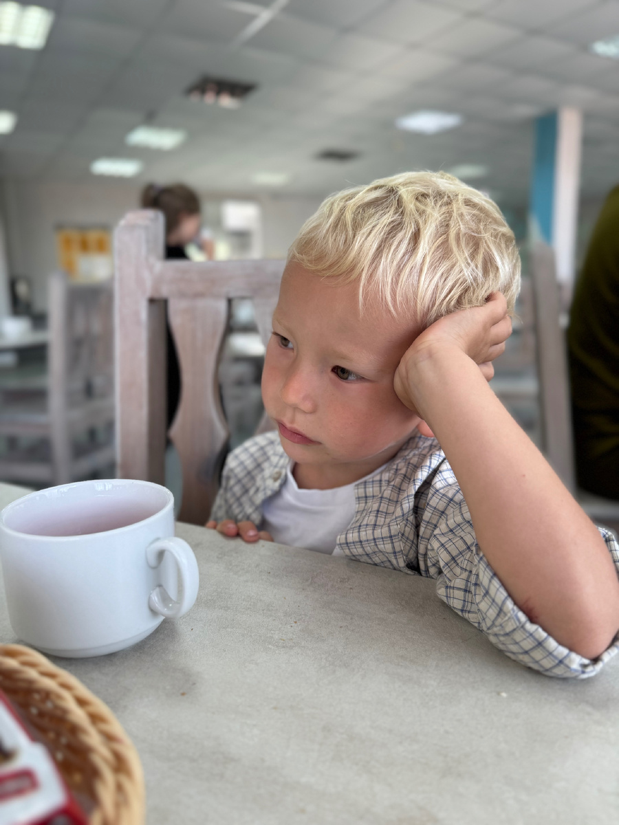 Нарядный пришел на спектакль