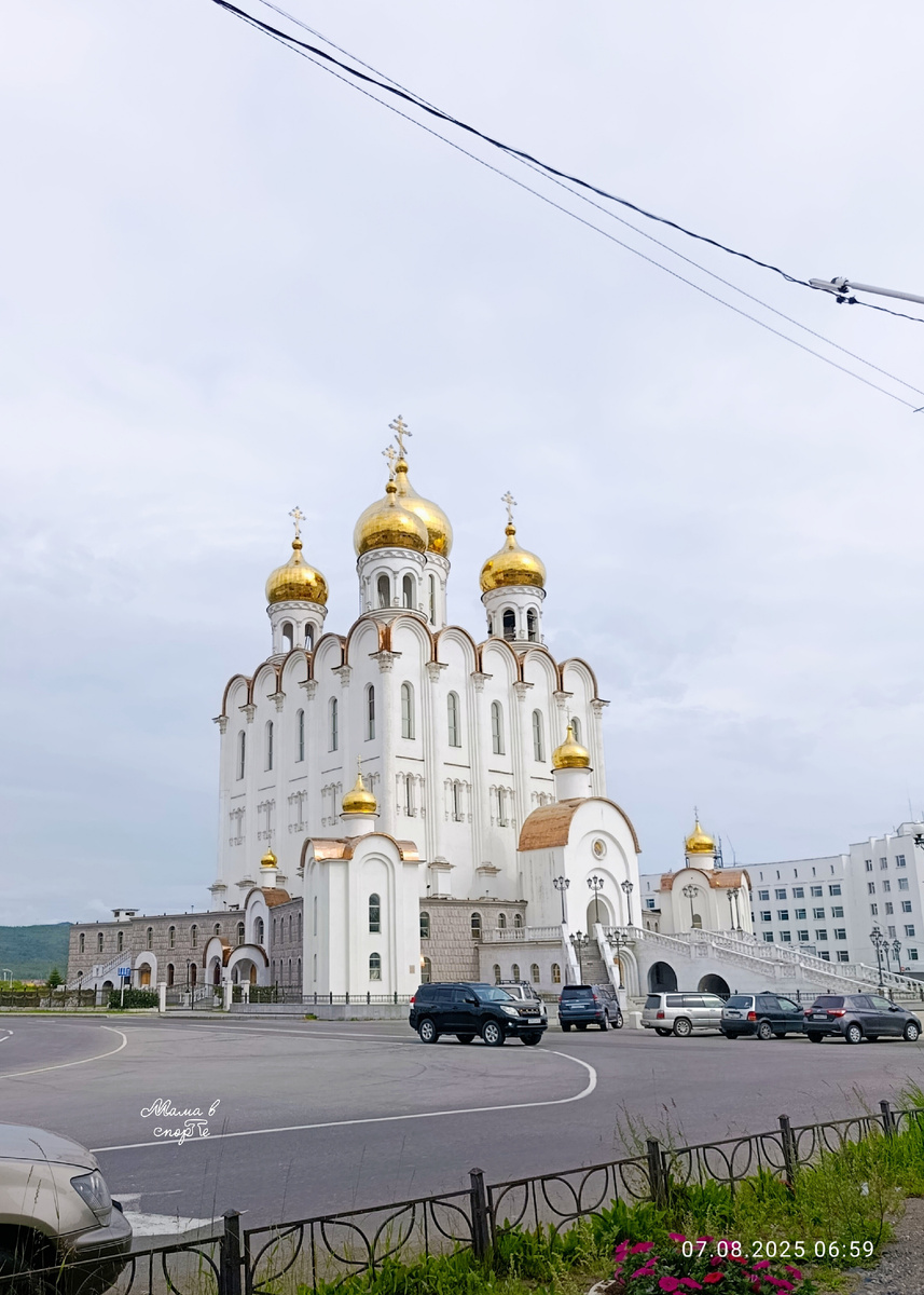 Собор Троицы Живоначальной. У нас вид из номера гостиницы был на него.