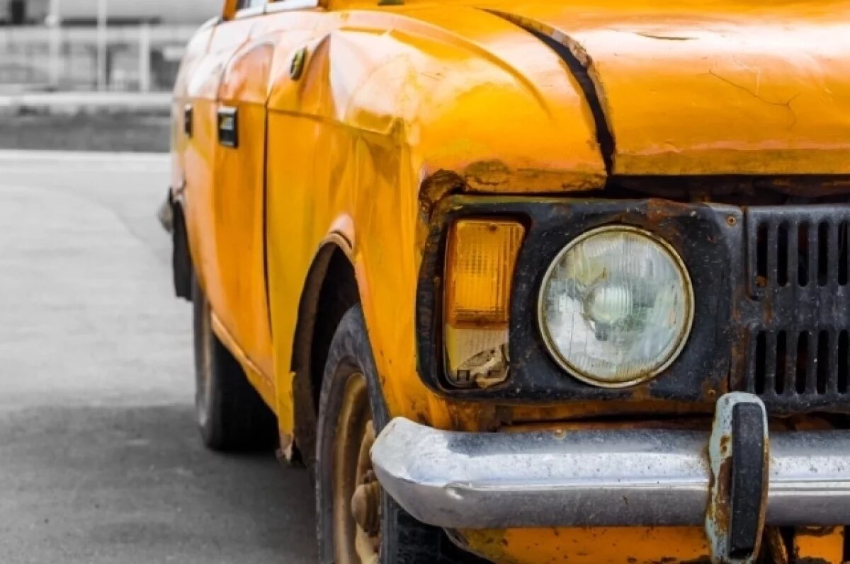    Пьяный мужчина избил и укусил таксиста на парковке у бара в Барнауле