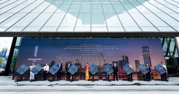 Торжественное открытие башни Saigon Marina IFC утром 19 августа